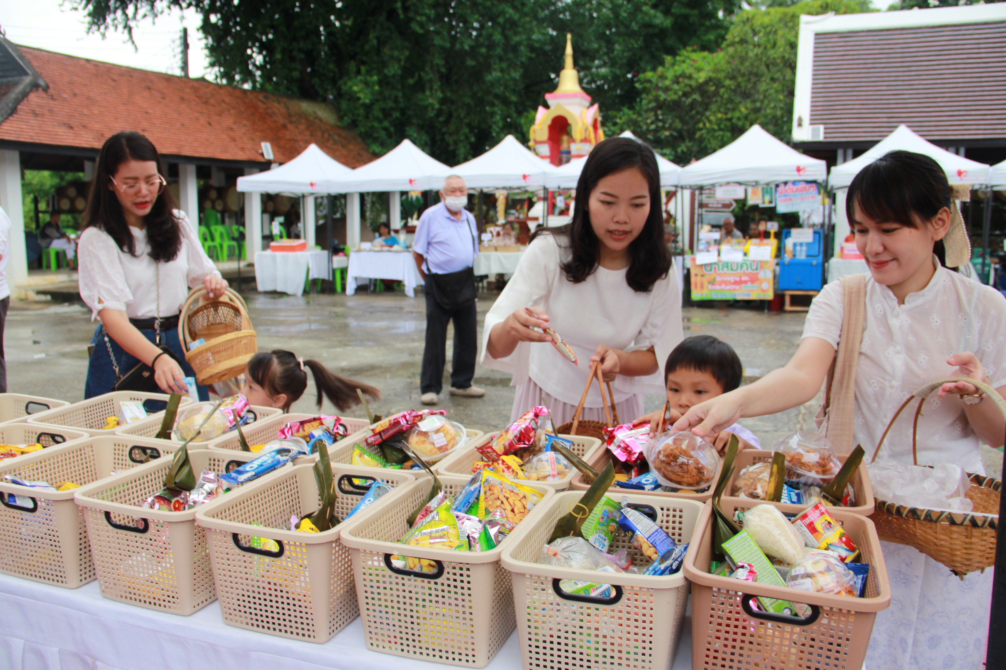 พช.ลำปาง ร่วมกิจกรรมเข้าวัดปฏิบัติธรรม วันธรรมสวนะ “ครอบครัวหิ้วตะกร้า ศรัทธาอิ่มบุญ อุดหนุนชุมชน”