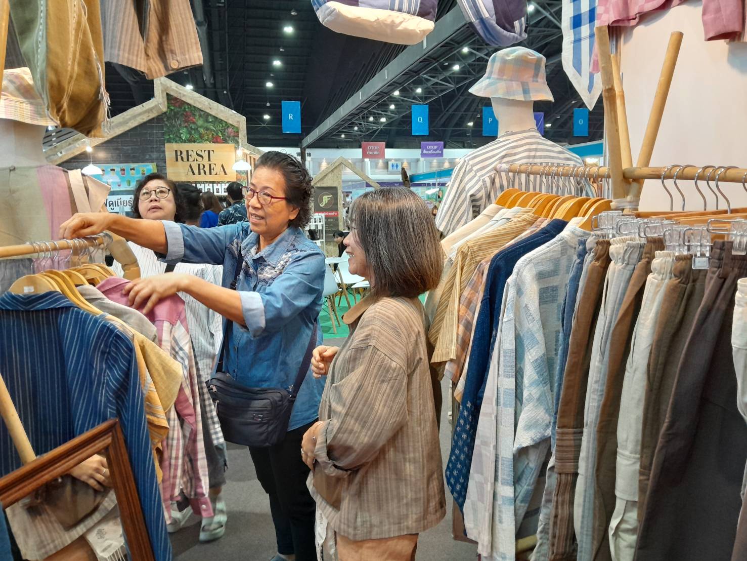 พช.ลำปาง ร่วมจัดแสดงและจำหน่ายผลิตภัณฑ์ในงาน OTOP ศิลปาชีพ ประทีปไทย OTOP หลอมดวงใจด้วยพระบารมี 9 วัน ยอดขาย 10 ล้านกว่าบาท