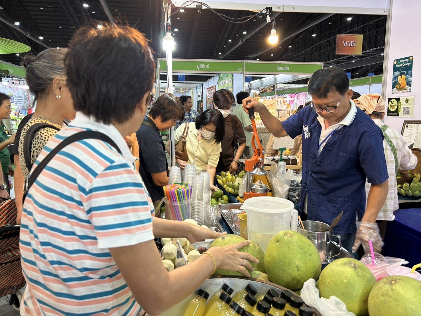 พช.ลำปาง ร่วมจัดแสดงและจำหน่ายผลิตภัณฑ์ในงาน OTOP ศิลปาชีพ ประทีปไทย OTOP หลอมดวงใจด้วยพระบารมี
