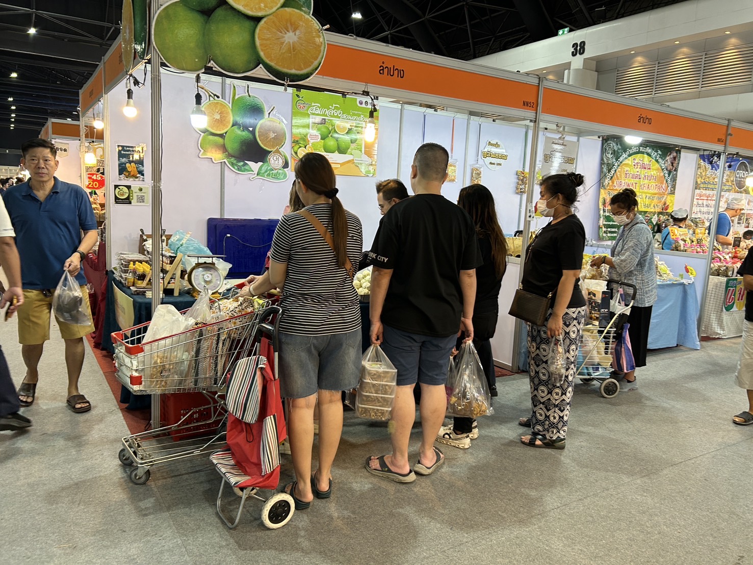 พช.ลำปาง ร่วมจัดแสดงและจำหน่ายผลิตภัณฑ์ในงาน OTOP ศิลปาชีพ ประทีปไทย OTOP หลอมดวงใจด้วยพระบารมี “FROM HAND TO HEART จากมือคนไทย สู่หัวใจคนทั้งโลก”