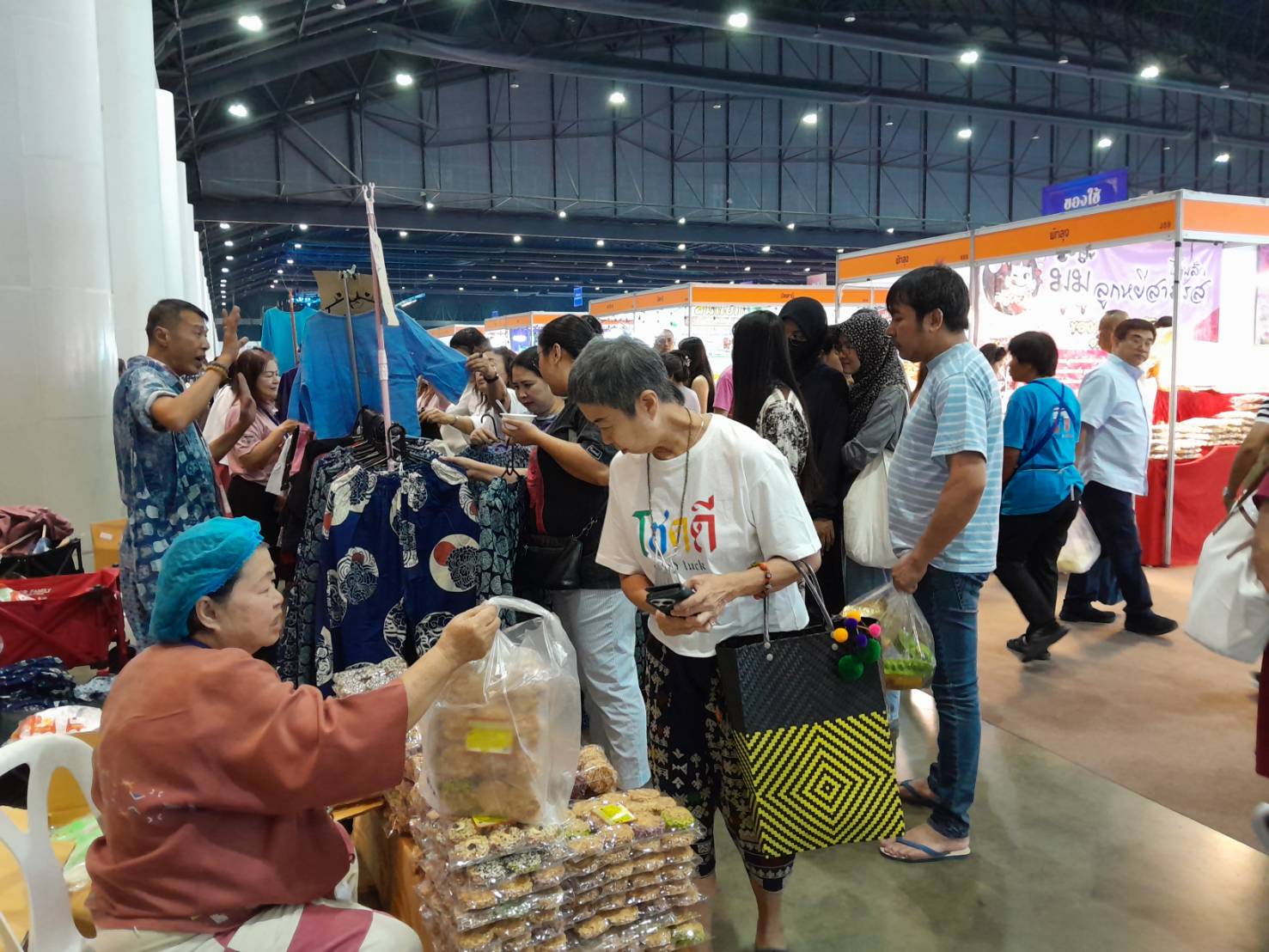 พช.ลำปาง ร่วมจัดแสดงและจำหน่ายผลิตภัณฑ์ในงาน OTOP ศิลปาชีพ ประทีปไทย OTOP หลอมดวงใจด้วยพระบารมี “FROM HAND TO HEART จากมือคนไทย สู่หัวใจคนทั้งโลก”