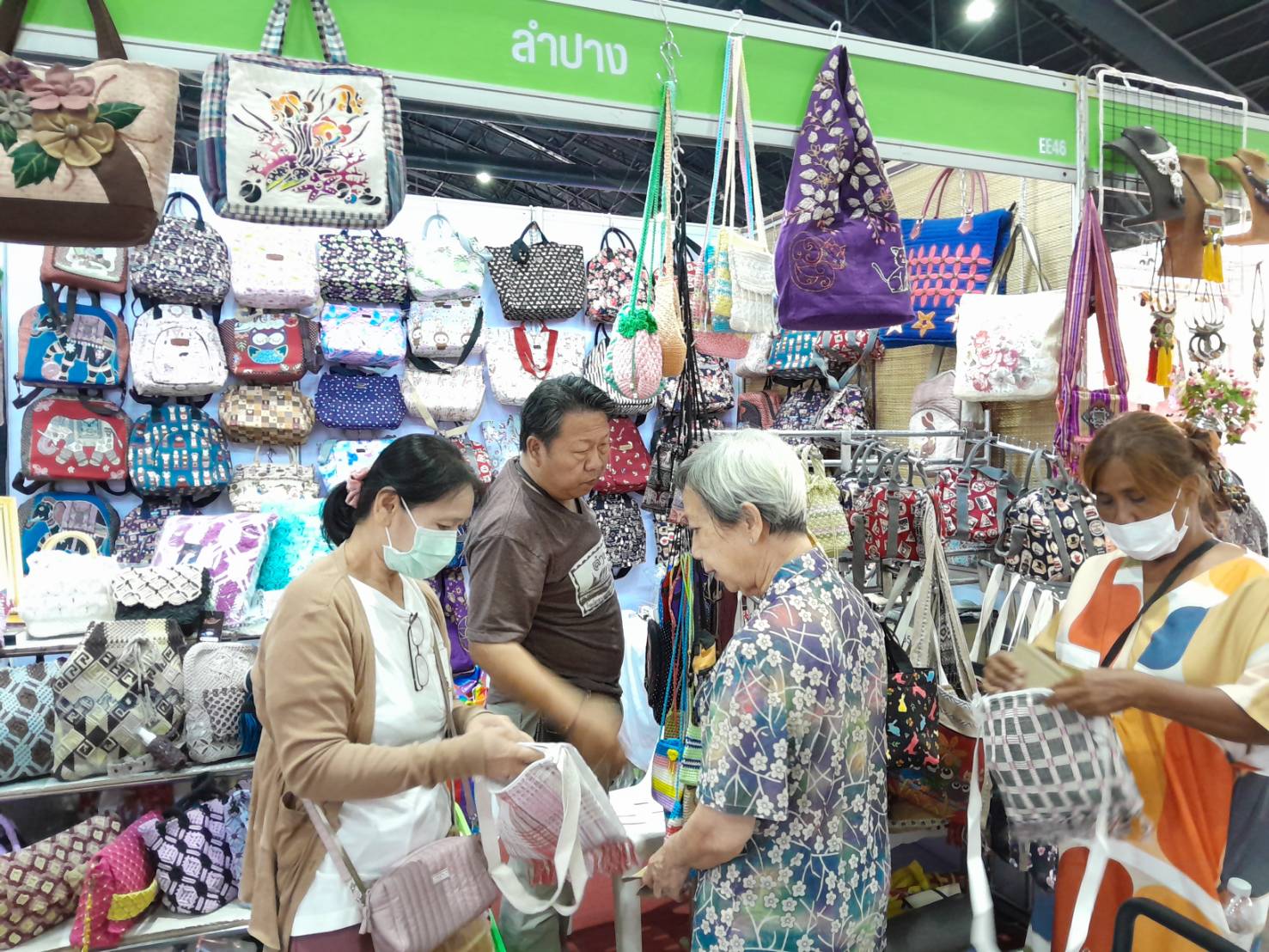 พช.ลำปาง ร่วมจัดแสดงและจำหน่ายผลิตภัณฑ์ในงาน OTOP ศิลปาชีพ ประทีปไทย OTOP หลอมดวงใจด้วยพระบารมี “FROM HAND TO HEART จากมือคนไทย สู่หัวใจคนทั้งโลก”