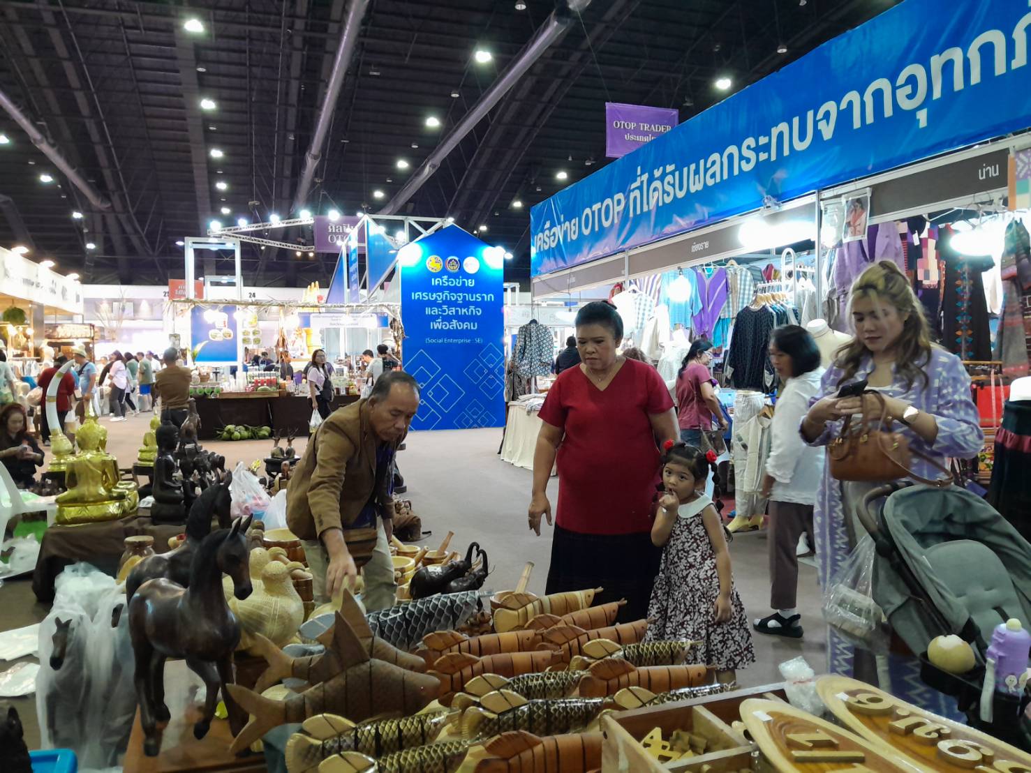 พช.ลำปาง ร่วมจัดแสดงและจำหน่ายผลิตภัณฑ์ในงาน OTOP ศิลปาชีพ ประทีปไทย OTOP หลอมดวงใจด้วยพระบารมี 9 วัน ยอดขาย 10 ล้านกว่าบาท