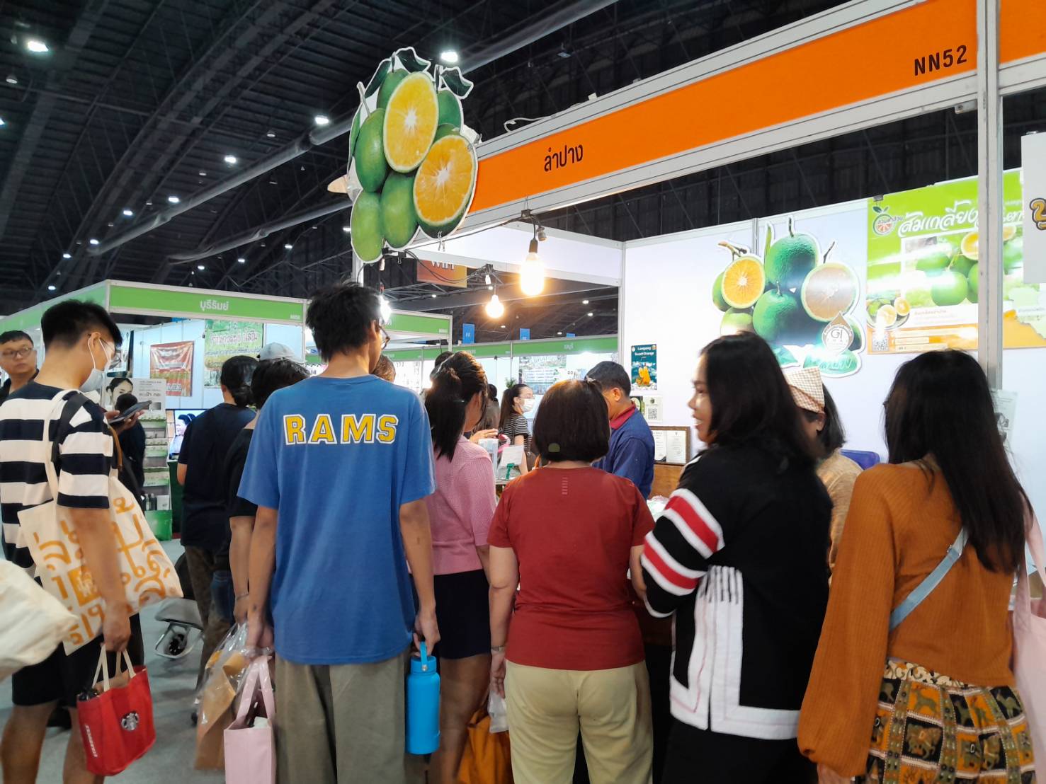 พช.ลำปาง ร่วมจัดแสดงและจำหน่ายผลิตภัณฑ์ในงาน OTOP ศิลปาชีพ ประทีปไทย OTOP หลอมดวงใจด้วยพระบารมี 9 วัน ยอดขาย 10 ล้านกว่าบาท
