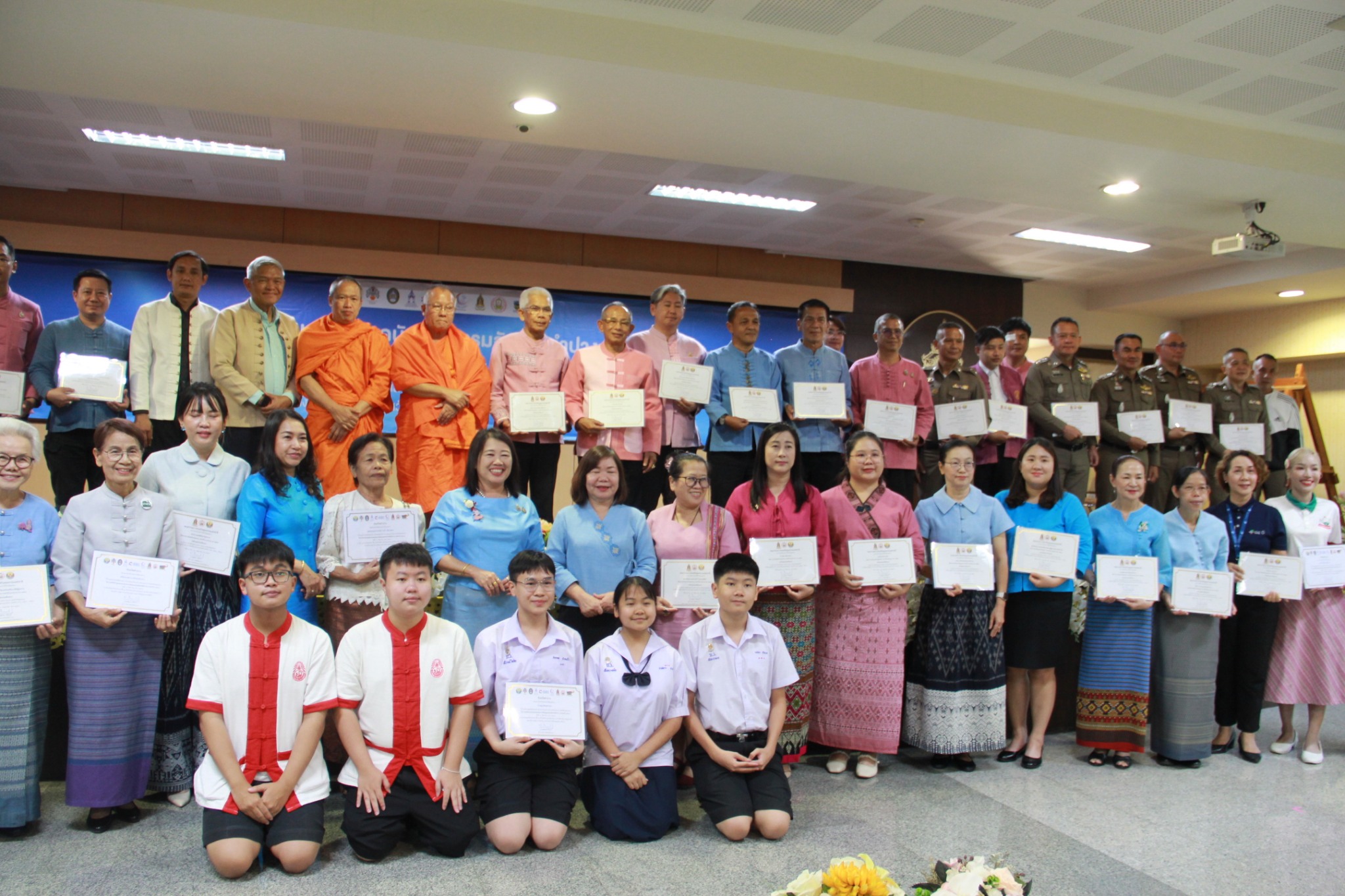 พช.ลำปาง รับเกียรติบัตรยกย่ององค์กรคุณธรรมต้นแบบ ในงานสมัชชาคุณธรรมและตลาดนัดคุณธรรม ประจำปี 2568 สานพลังทุกภาคส่วนเดินหน้าสู่ “จังหวัดคุณธรรมต้นแบบ”