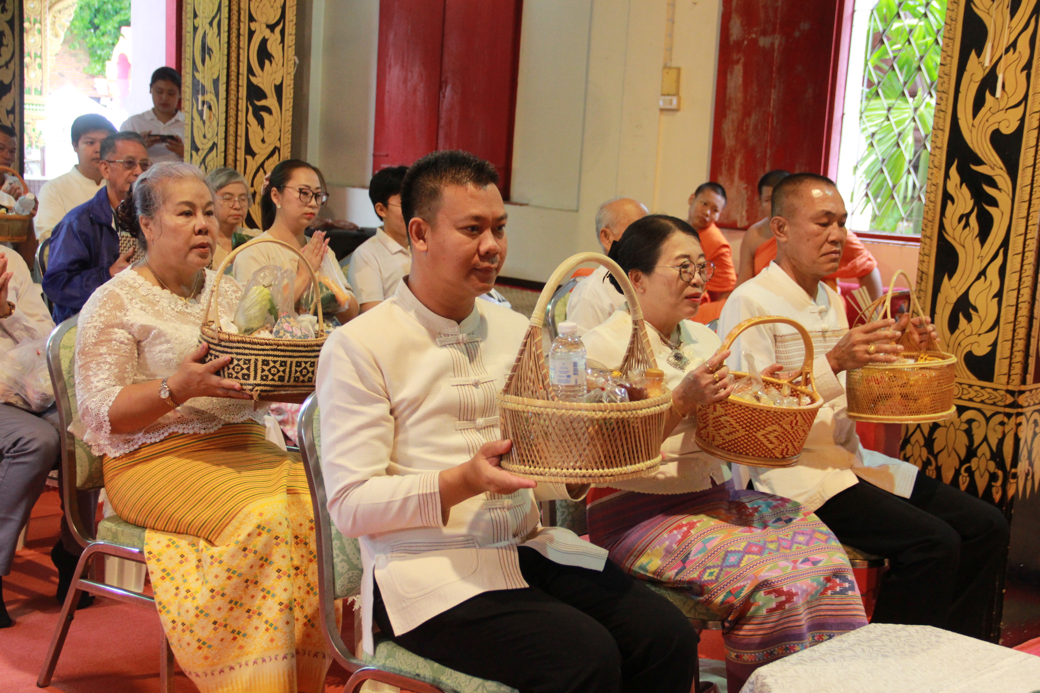 พช.ลำปาง ร่วมกิจกรรมเข้าวัดปฏิบัติธรรม วันธรรมสวนะ “ครอบครัวหิ้วตะกร้า ศรัทธาอิ่มบุญ อุดหนุนชุมชน”