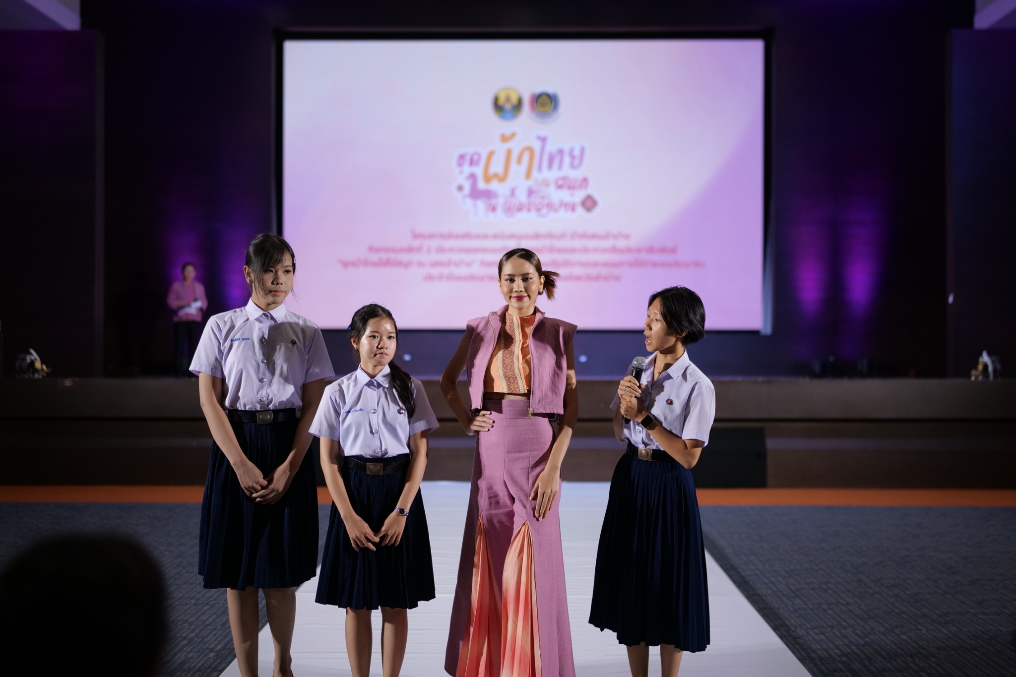 พช.ลำปาง จัดประกวดออกแบบตัดเย็บชุดผ้าไทย และการประกวดสื่อประชาสัมพันธ์ “ชุดผ้าไทยใส่ให้สนุก ณ นครลําปาง” ตามโครงการส่งเสริมและสนับสนุนผลิตภัณฑ์ ผ้ากับฅนลําปาง