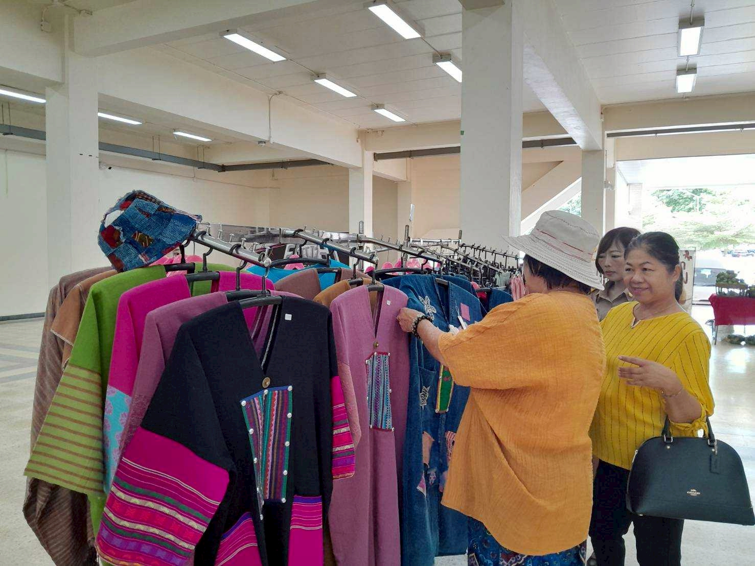 พช.ลำปาง จัดกิจกรรมกาดนัดชุมชนคนลำปาง @ ศาลากลางจังหวัดลำปาง ครั้งที่ 83