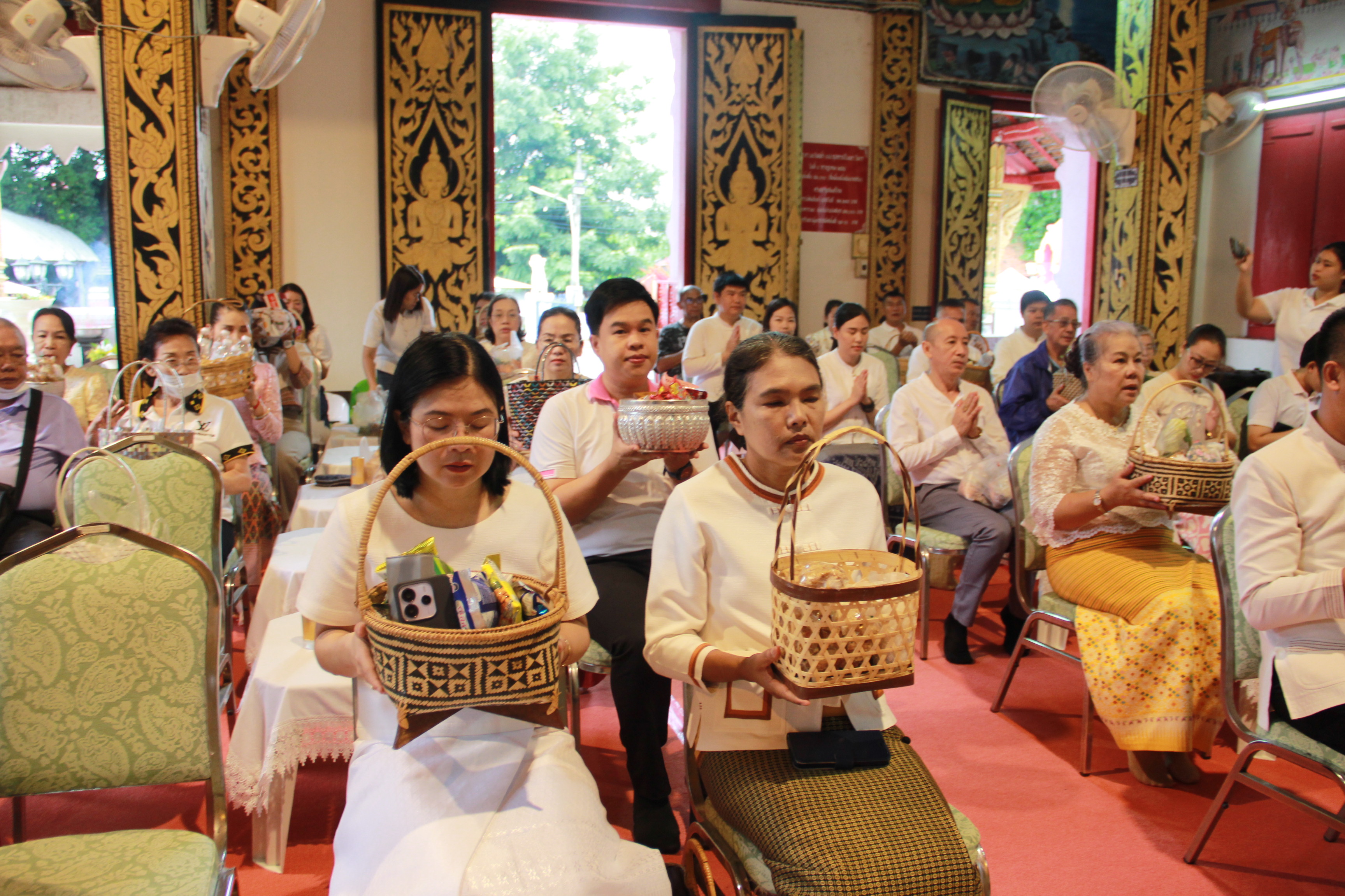พช.ลำปาง ร่วมกิจกรรมเข้าวัดปฏิบัติธรรม วันธรรมสวนะ “ครอบครัวหิ้วตะกร้า ศรัทธาอิ่มบุญ อุดหนุนชุมชน”