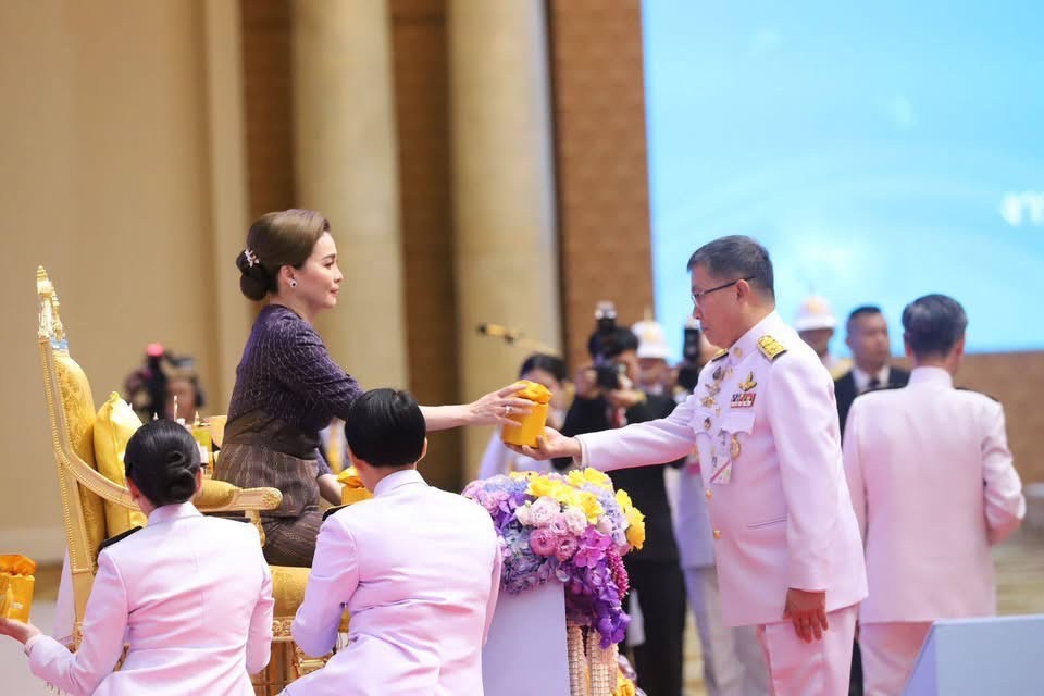 จังหวัดลำปาง : ผู้ว่าราชการจังหวัดลำปาง เฝ้ารับเสด็จสมเด็จพระนางเจ้าฯ พระบรมราชินี ในโอกาสเสด็จฯ แทนพระองค์ พระราชทานเงินขวัญถุงกองทุนแม่ของแผ่นดิน ประจำปี 2568