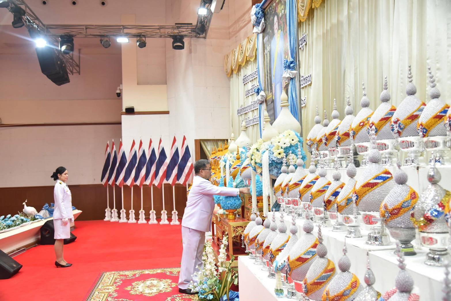พช.ลำปาง ร่วมพิธีถวายเครื่องราชสักการะ วางพานพุ่ม และจุดเทียนถวายพระพรชัยมงคล เนื่องในโอกาสวันเฉลิมพระชนมพรรษา สมเด็จพระนางเจ้าสิริกิติ์ พระบรมราชินีนาถ พระบรมราชชนนีพันปีหลวง