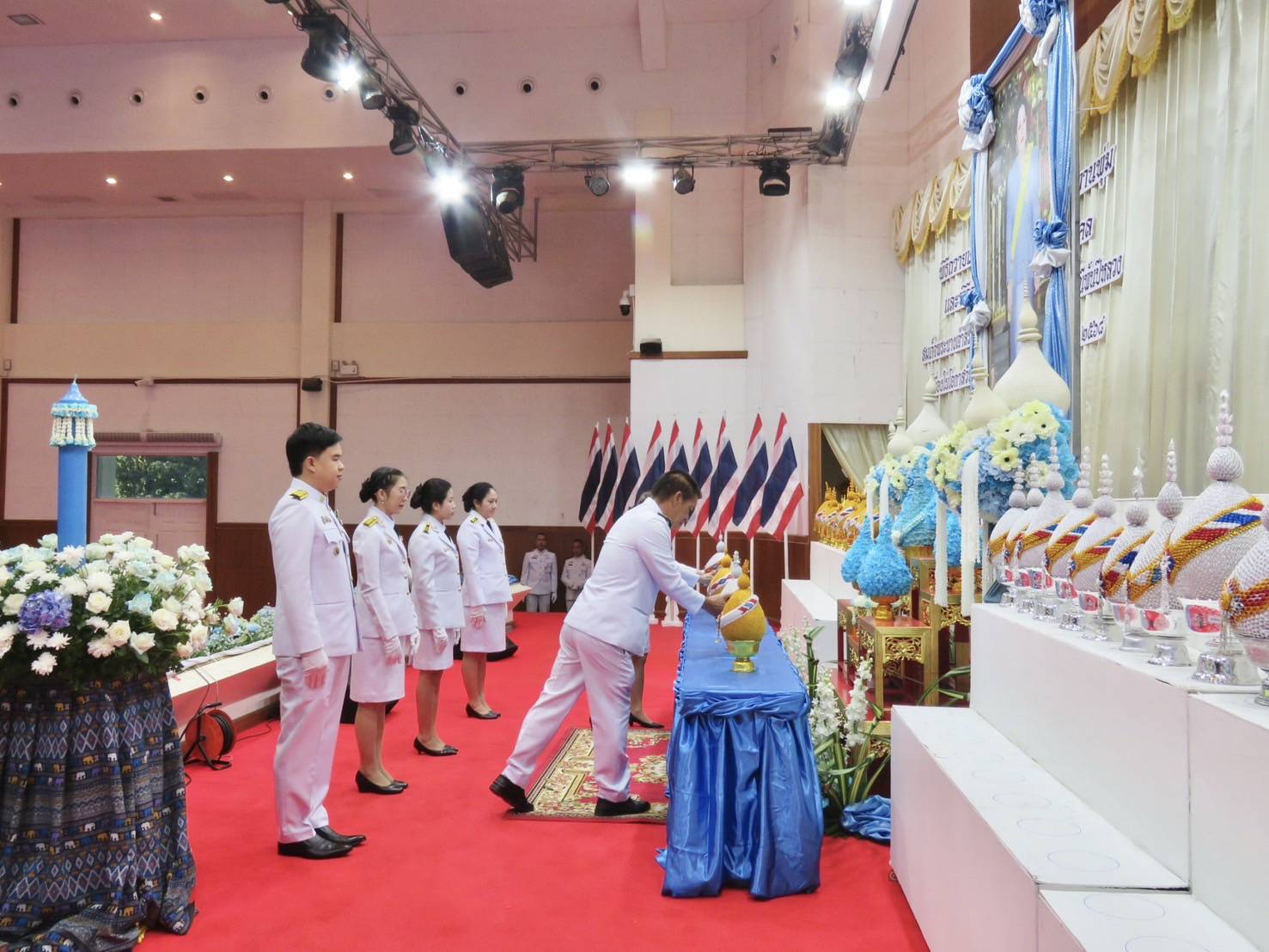 พช.ลำปาง ร่วมพิธีถวายเครื่องราชสักการะ วางพานพุ่ม และจุดเทียนถวายพระพรชัยมงคล เนื่องในโอกาสวันเฉลิมพระชนมพรรษา สมเด็จพระนางเจ้าสิริกิติ์ พระบรมราชินีนาถ พระบรมราชชนนีพันปีหลวง