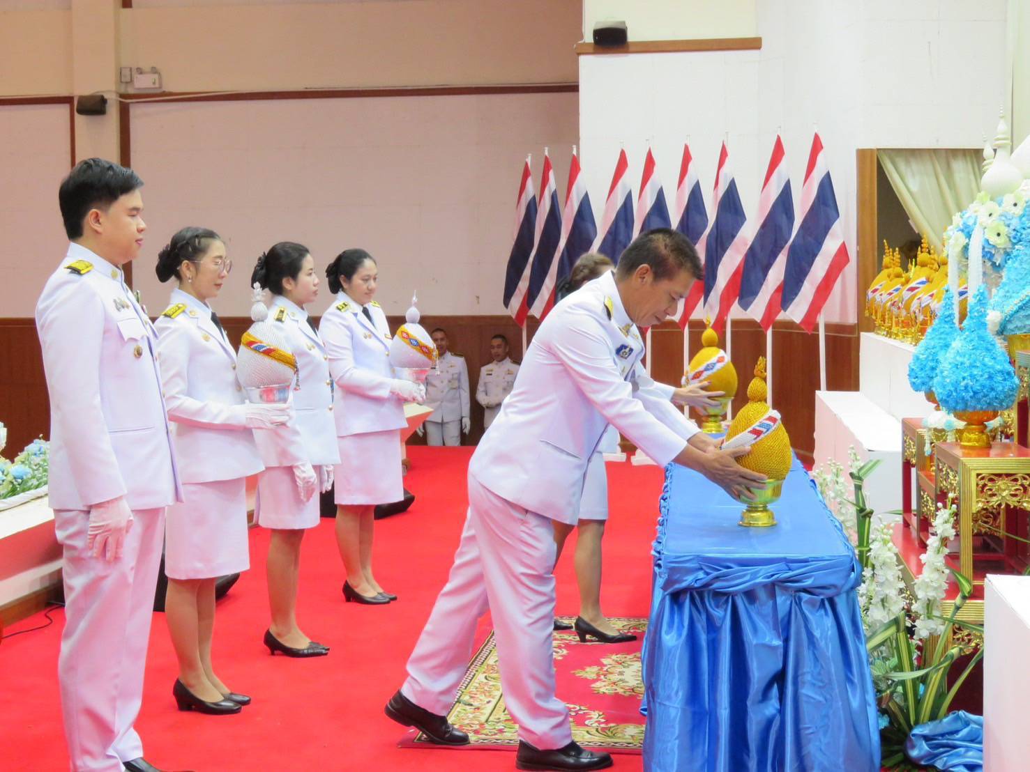 พช.ลำปาง ร่วมพิธีถวายเครื่องราชสักการะ วางพานพุ่ม และจุดเทียนถวายพระพรชัยมงคล เนื่องในโอกาสวันเฉลิมพระชนมพรรษา สมเด็จพระนางเจ้าสิริกิติ์ พระบรมราชินีนาถ พระบรมราชชนนีพันปีหลวง