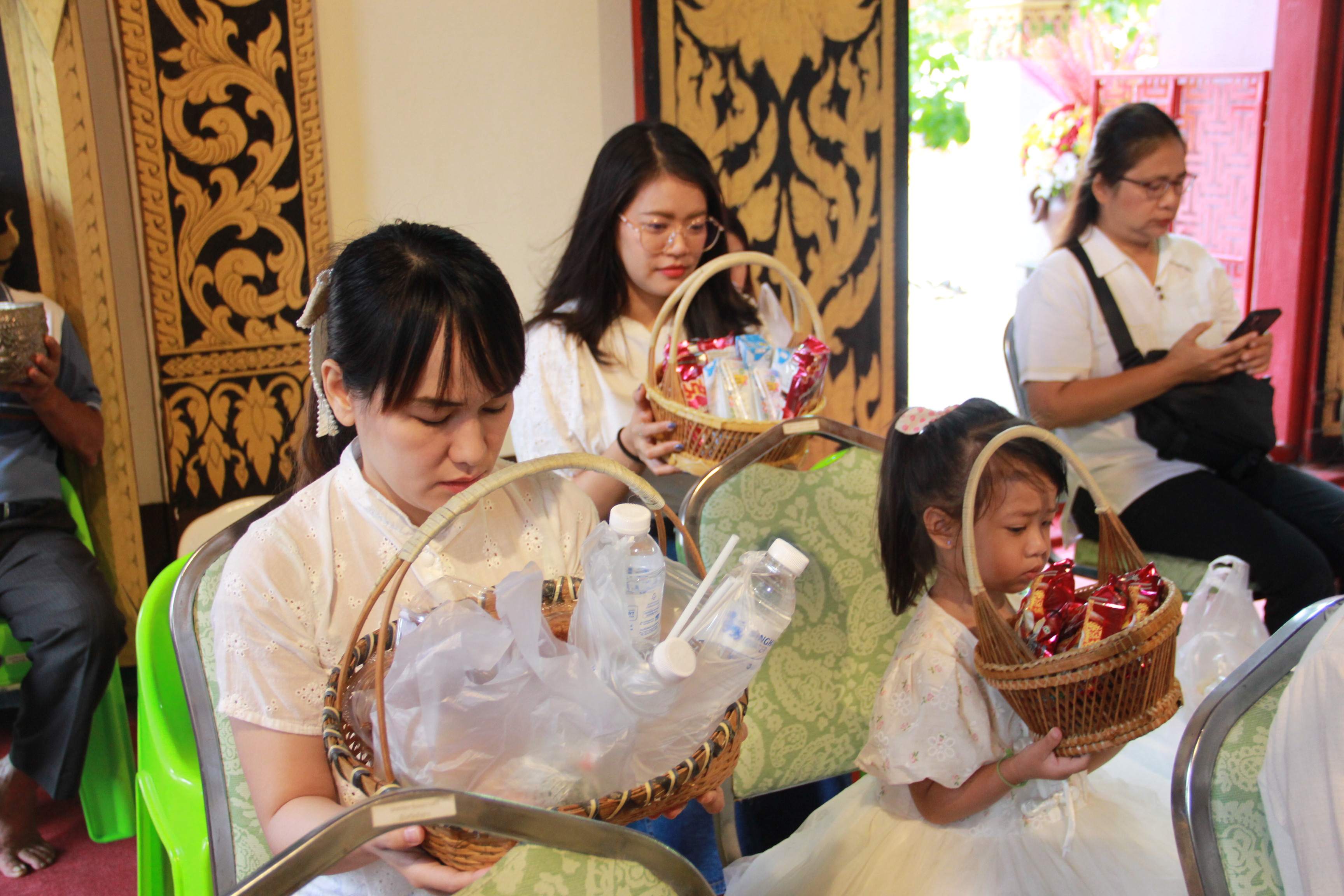 พช.ลำปาง ร่วมกิจกรรมเข้าวัดปฏิบัติธรรม วันธรรมสวนะ “ครอบครัวหิ้วตะกร้า ศรัทธาอิ่มบุญ อุดหนุนชุมชน”