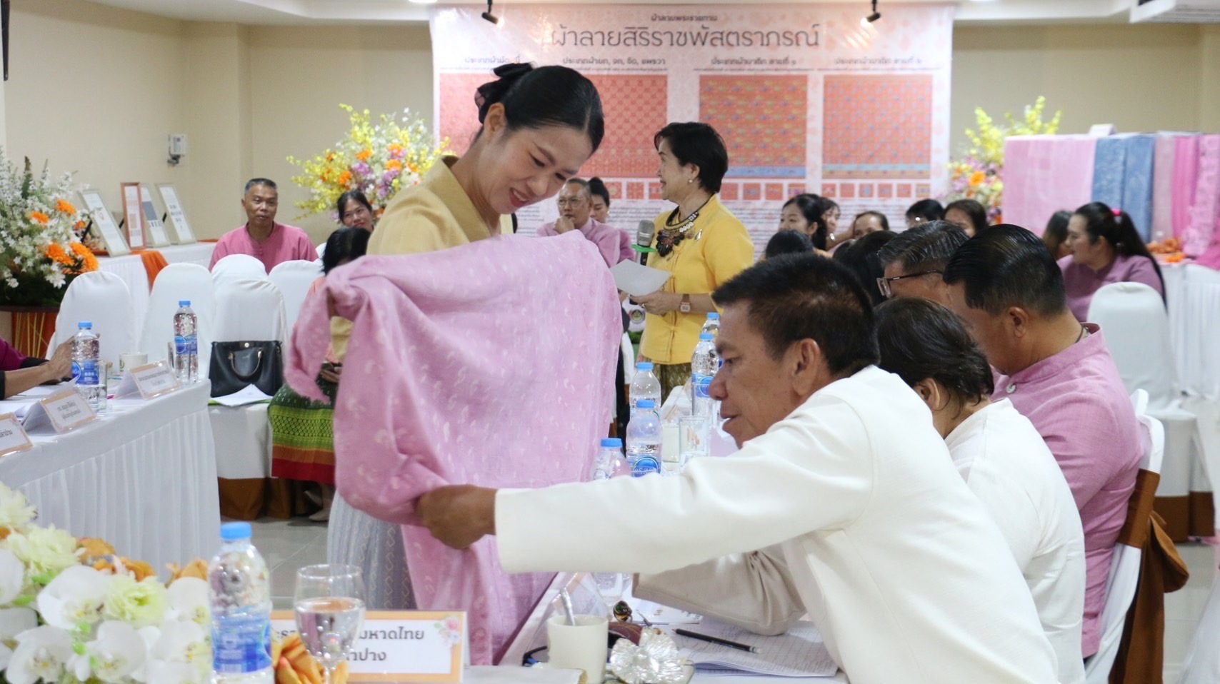 จังหวัดลำปาง จัดการประกวดผ้าลายพระราชทาน “ผ้าลายสิริราชพัสตราภรณ์” และงานหัตถกรรมระดับจังหวัด ประจำปี 2568