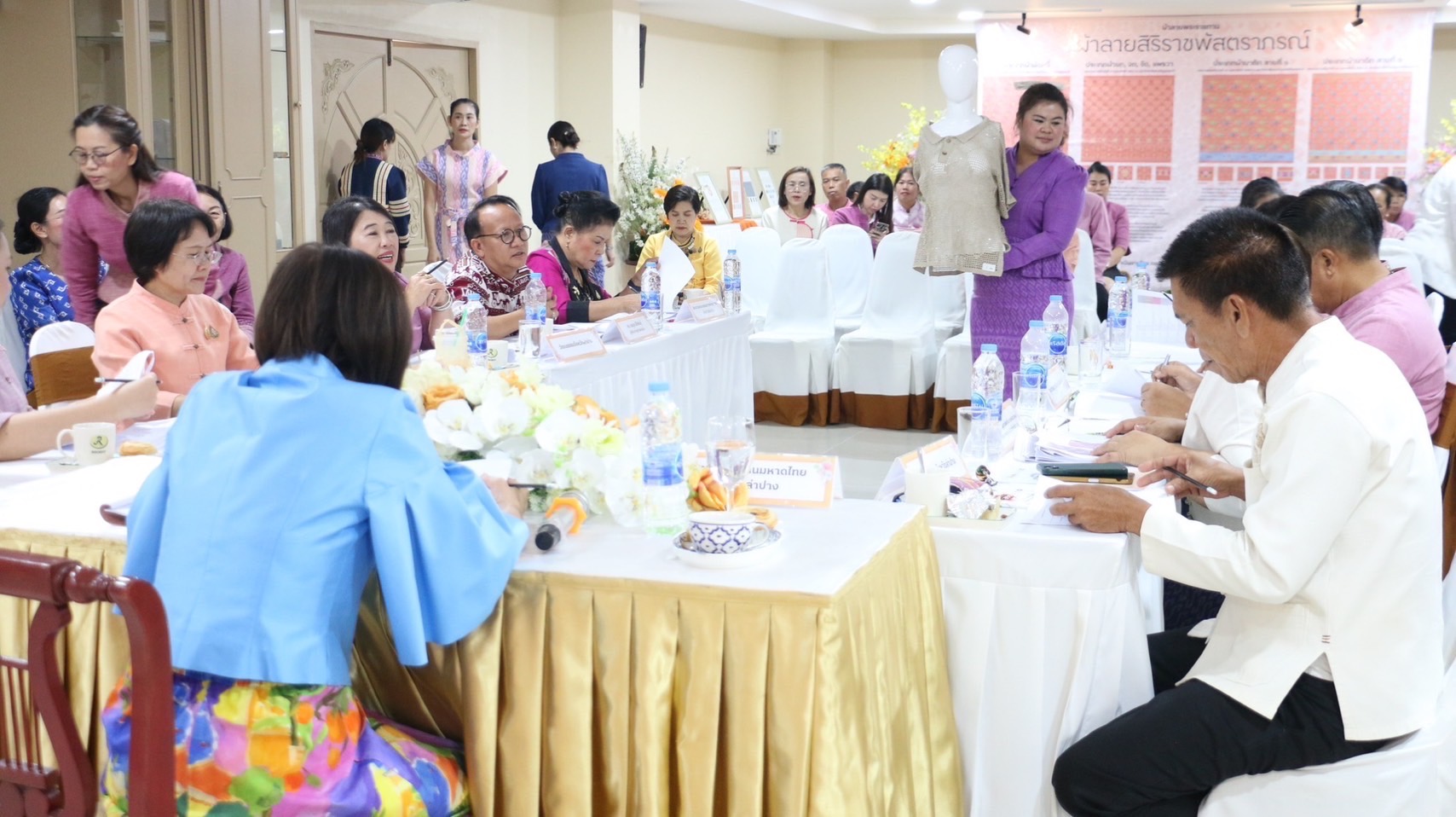 จังหวัดลำปาง จัดการประกวดผ้าลายพระราชทาน “ผ้าลายสิริราชพัสตราภรณ์” และงานหัตถกรรมระดับจังหวัด ประจำปี 2568