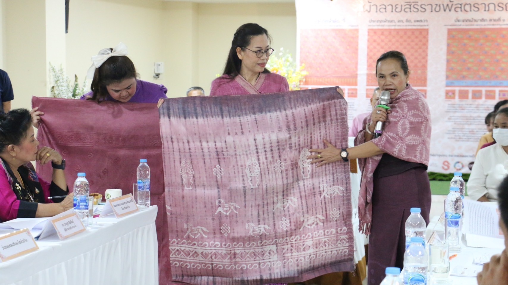 จังหวัดลำปาง จัดการประกวดผ้าลายพระราชทาน “ผ้าลายสิริราชพัสตราภรณ์” และงานหัตถกรรมระดับจังหวัด ประจำปี 2568